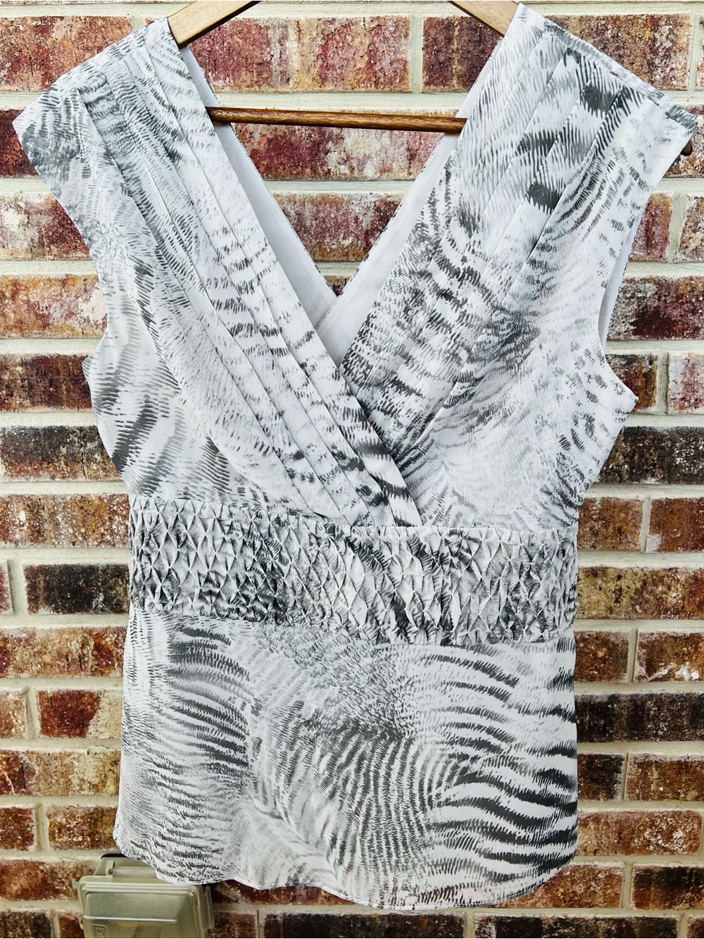 Banana Republic Grey White Abstract Zebra Tiger Print Smocked Waist Top Blouse S
